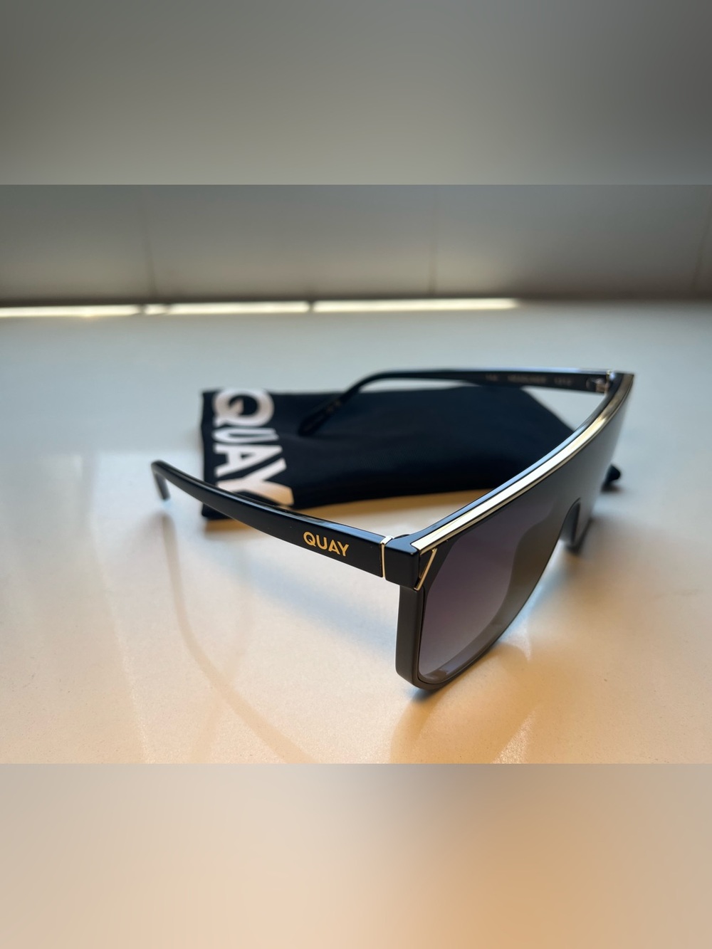 QUAY Headliner Sunglasses - Black Frame / Smoke Lens - NWT - Picture 4 of 7